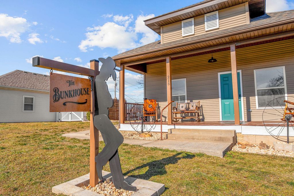 215 W College Street, Branson, MO 65616