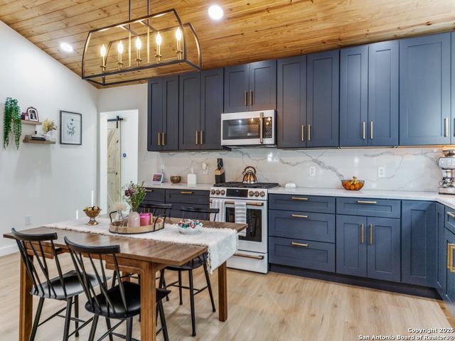221 W Highland Dr, Boerne, TX 78006