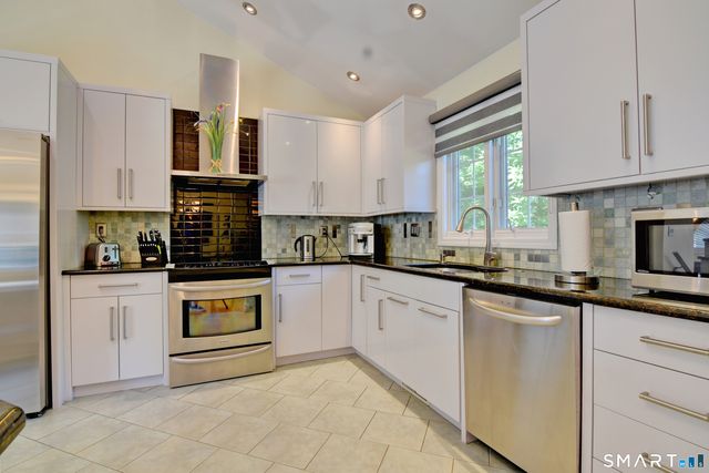 8 Hattie Lane, Milford, CT 06461