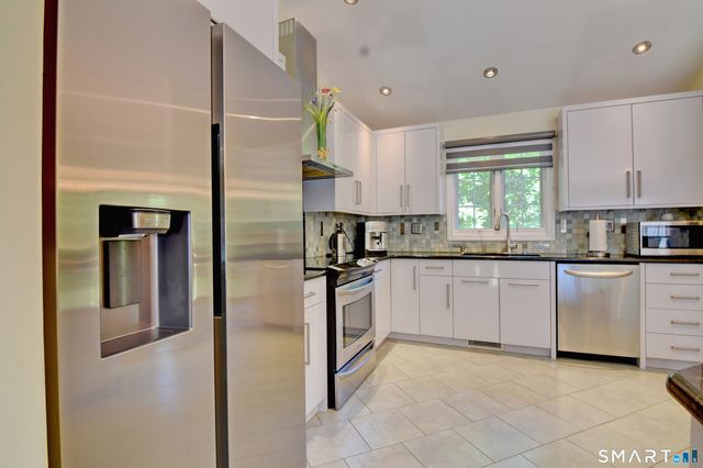 8 Hattie Lane, Milford, CT 06461