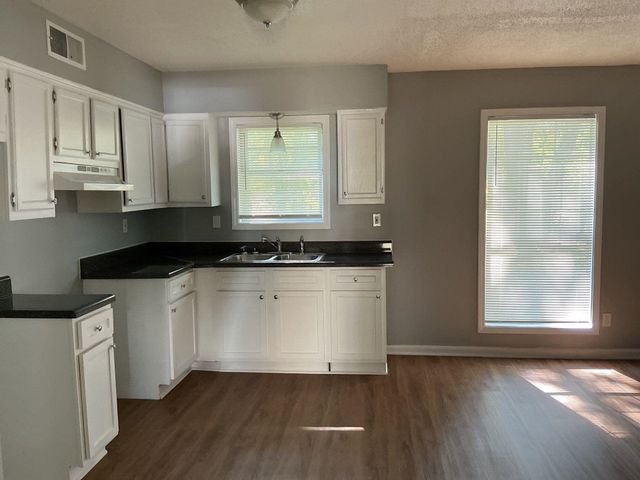 901 CHESTERTON DR, Memphis, TN 38127