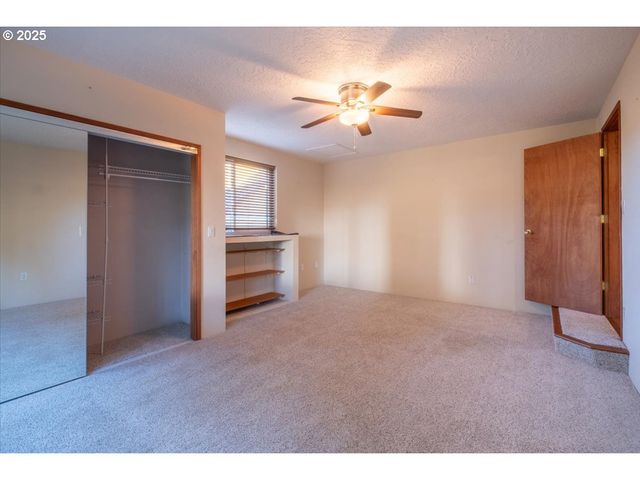 5740 PALISADES Dr, Lincoln City, OR 97367