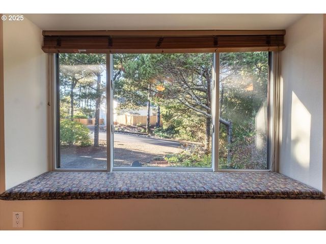 5740 PALISADES Dr, Lincoln City, OR 97367