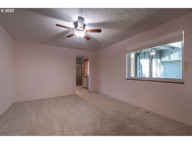 5740 PALISADES Dr, Lincoln City, OR 97367