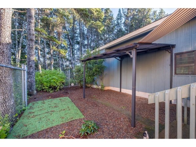 5740 PALISADES Dr, Lincoln City, OR 97367