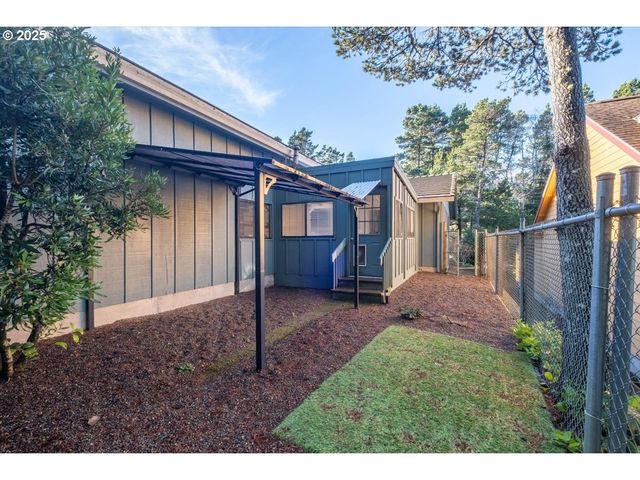 5740 PALISADES Dr, Lincoln City, OR 97367