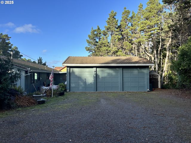 5740 PALISADES Dr, Lincoln City, OR 97367