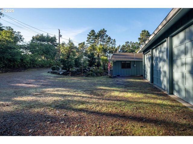 5740 PALISADES Dr, Lincoln City, OR 97367