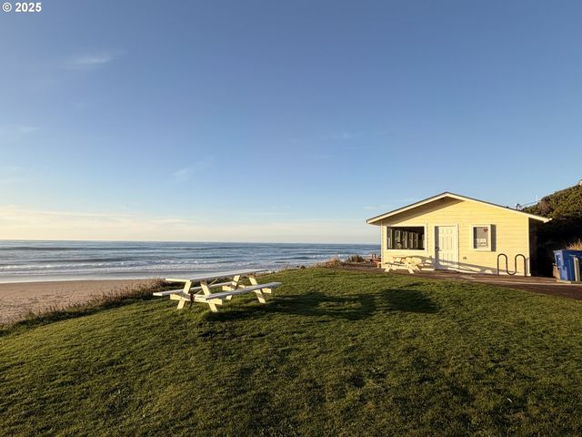 5740 PALISADES Dr, Lincoln City, OR 97367