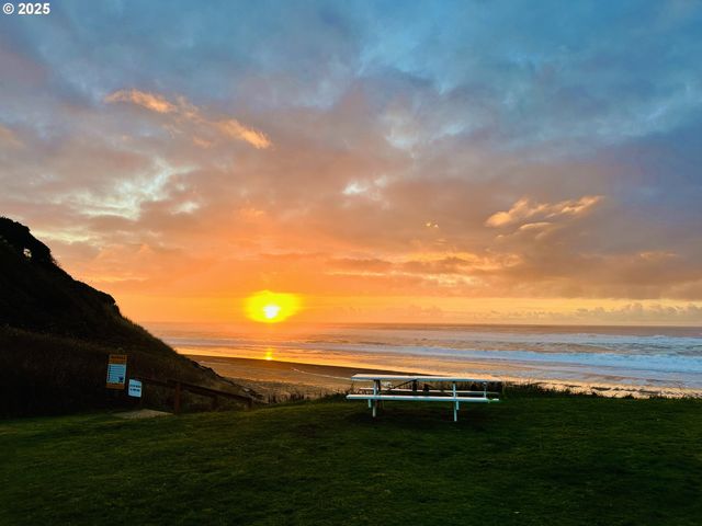 5740 PALISADES Dr, Lincoln City, OR 97367