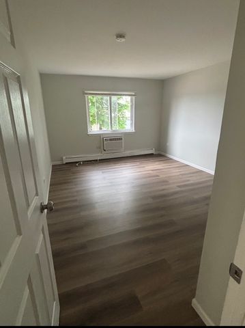 555 Deepwoods Drive 2E, Mundelein, IL 60060