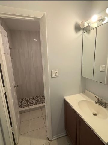 555 Deepwoods Drive 2E, Mundelein, IL 60060