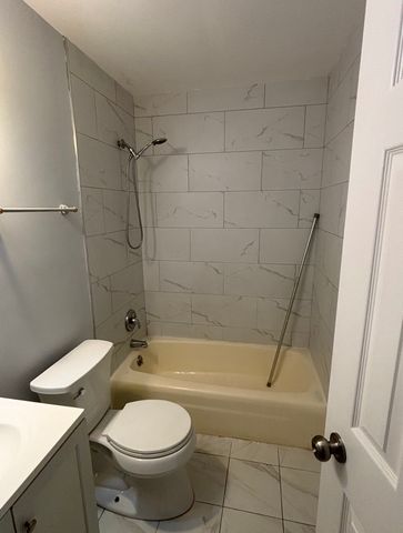 555 Deepwoods Drive 2E, Mundelein, IL 60060