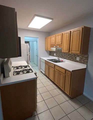 555 Deepwoods Drive 2E, Mundelein, IL 60060