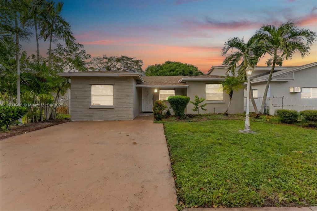 608 NW 9th St, Hallandale Beach, FL 33009