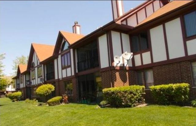 18030 66th Court 2N, Tinley Park, IL 60477