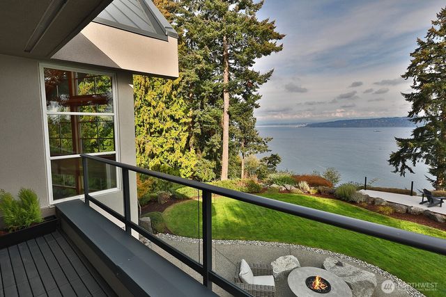8045 Possession Road, Clinton, WA 98236