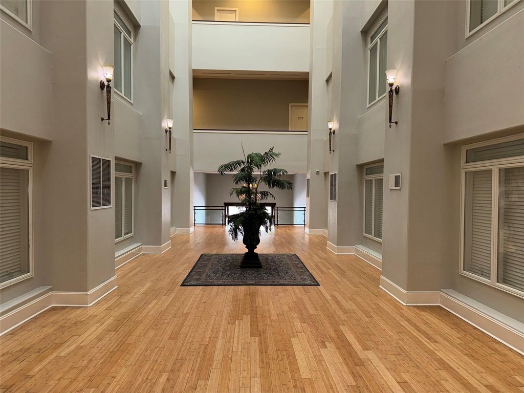 2208 Post Office Street 105, Galveston, TX 77550