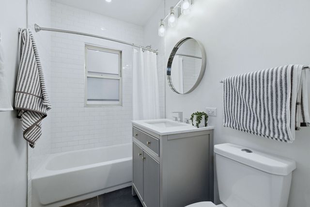 131 E 72nd Street 2E, Chicago, IL 60619