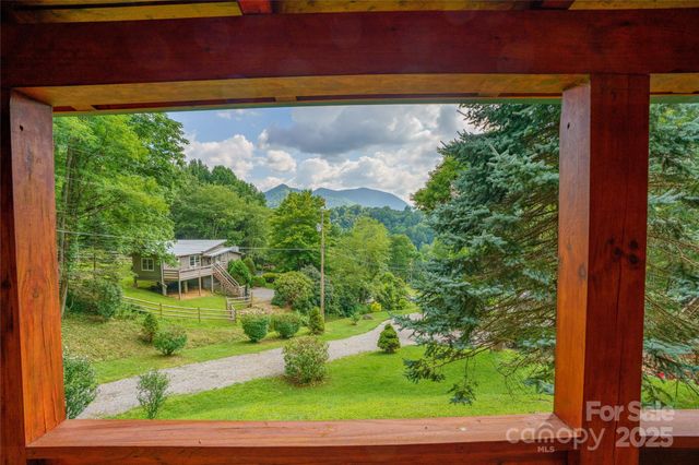 125 Apple Blossom Lane, Maggie Valley, NC 28751