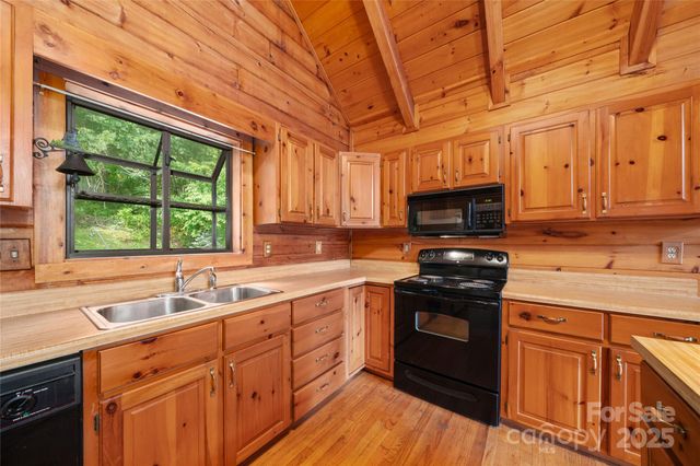 125 Apple Blossom Lane, Maggie Valley, NC 28751