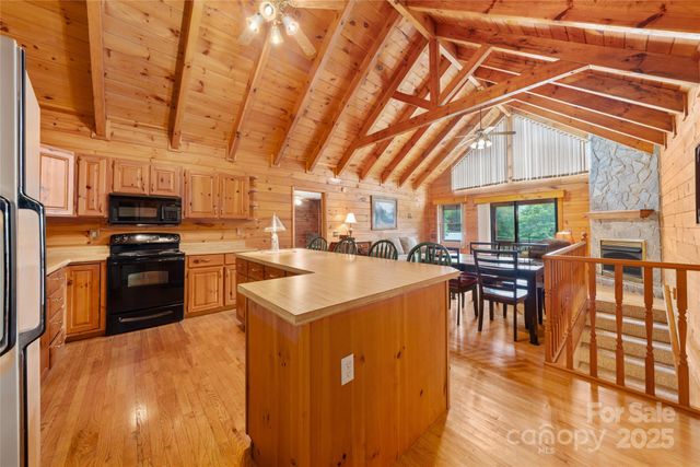 125 Apple Blossom Lane, Maggie Valley, NC 28751