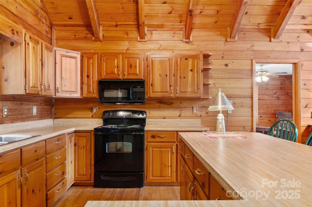 125 Apple Blossom Lane, Maggie Valley, NC 28751
