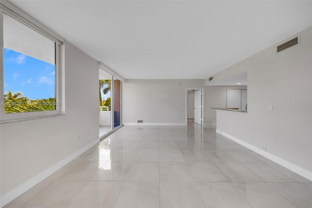 2775 NE 187th St 318, Aventura, FL 33180