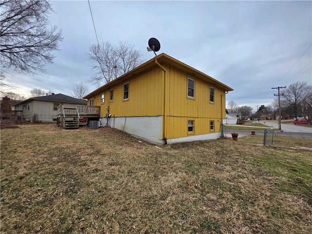 1804 S Benton Avenue, Marshall, MO 65340