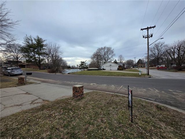 1804 S Benton Avenue, Marshall, MO 65340