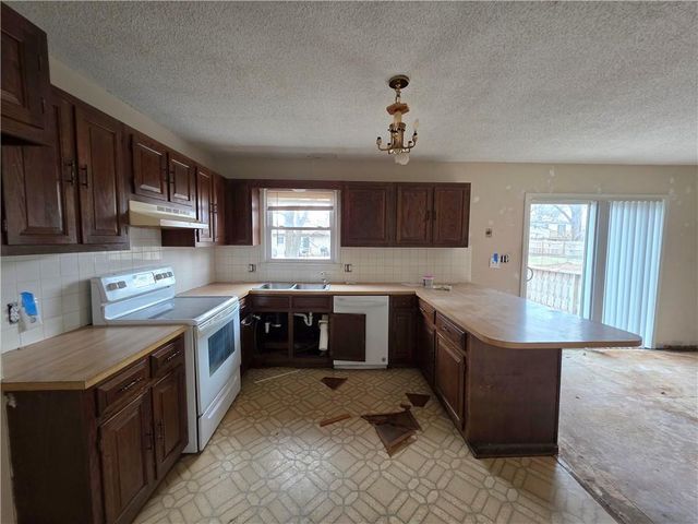 1804 S Benton Avenue, Marshall, MO 65340