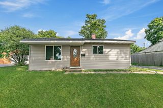 49 WREN Road, Carpentersville, IL 60110