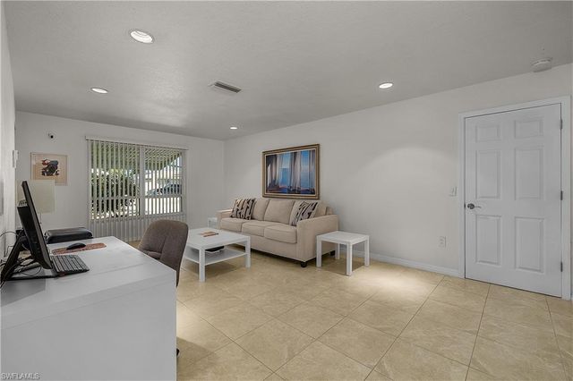 4933 Triton CT W, Cape Coral, FL 33904