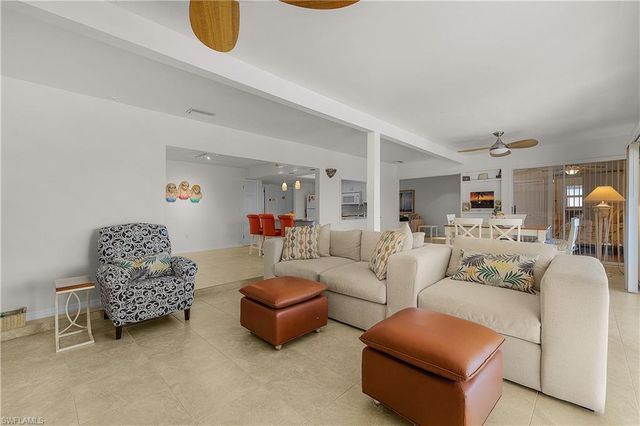 4933 Triton CT W, Cape Coral, FL 33904