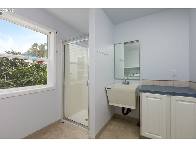 3467 Nw OAR Ave, Lincoln City, OR 97367