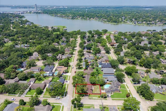 427 Whitecap Drive, El Lago, TX 77586