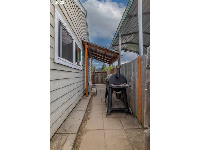 1434 MARYLAND Ave, Myrtle Point, OR 97458