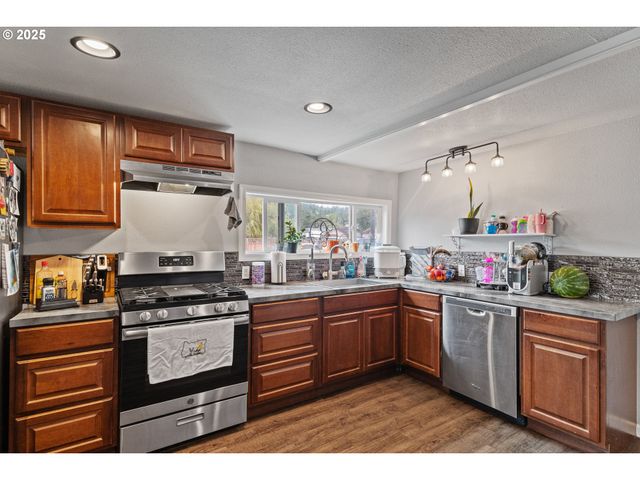 1434 MARYLAND Ave, Myrtle Point, OR 97458