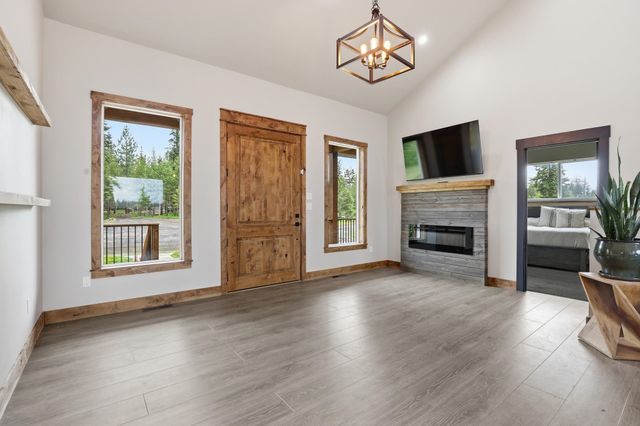 11532 E Antler Rd, Chattaroy, WA 99003