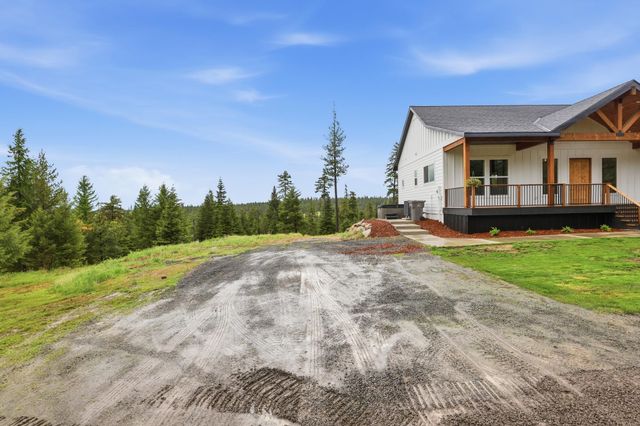 11532 E Antler Rd, Chattaroy, WA 99003