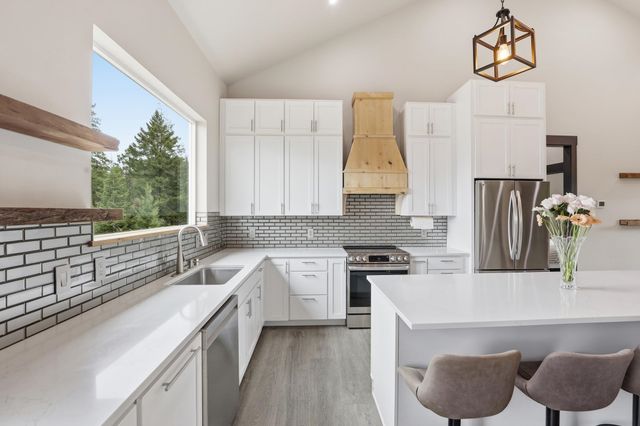 11532 E Antler Rd, Chattaroy, WA 99003
