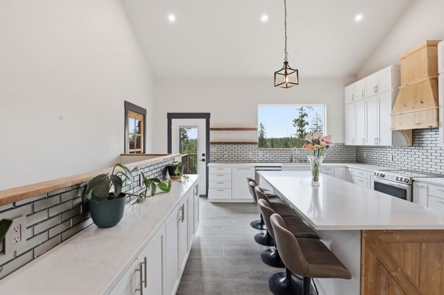 11532 E Antler Rd, Chattaroy, WA 99003