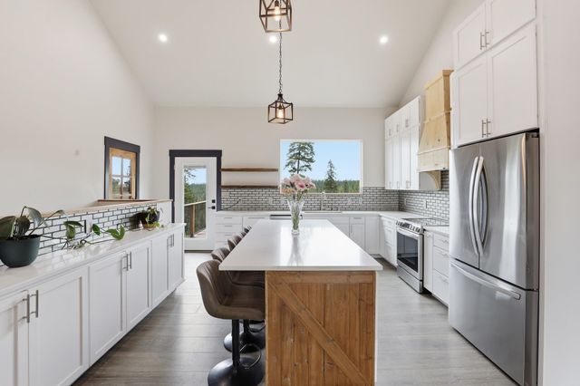 11532 E Antler Rd, Chattaroy, WA 99003
