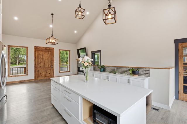 11532 E Antler Rd, Chattaroy, WA 99003