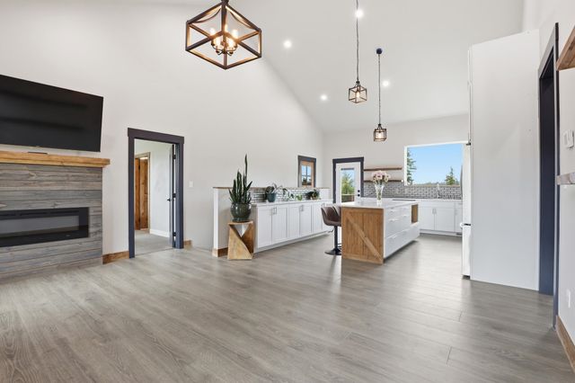 11532 E Antler Rd, Chattaroy, WA 99003