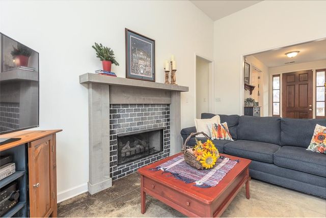 75 E EDENBERG DR E, Collierville, TN 38017