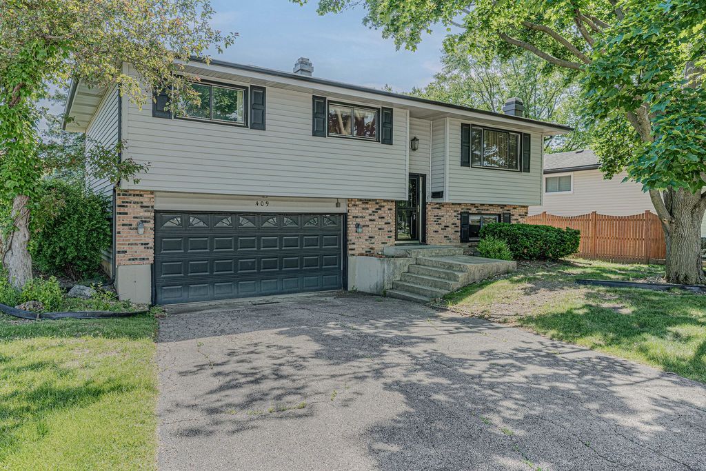 Image 1 of property listing at 409 Marion Street, Roselle, IL 60172