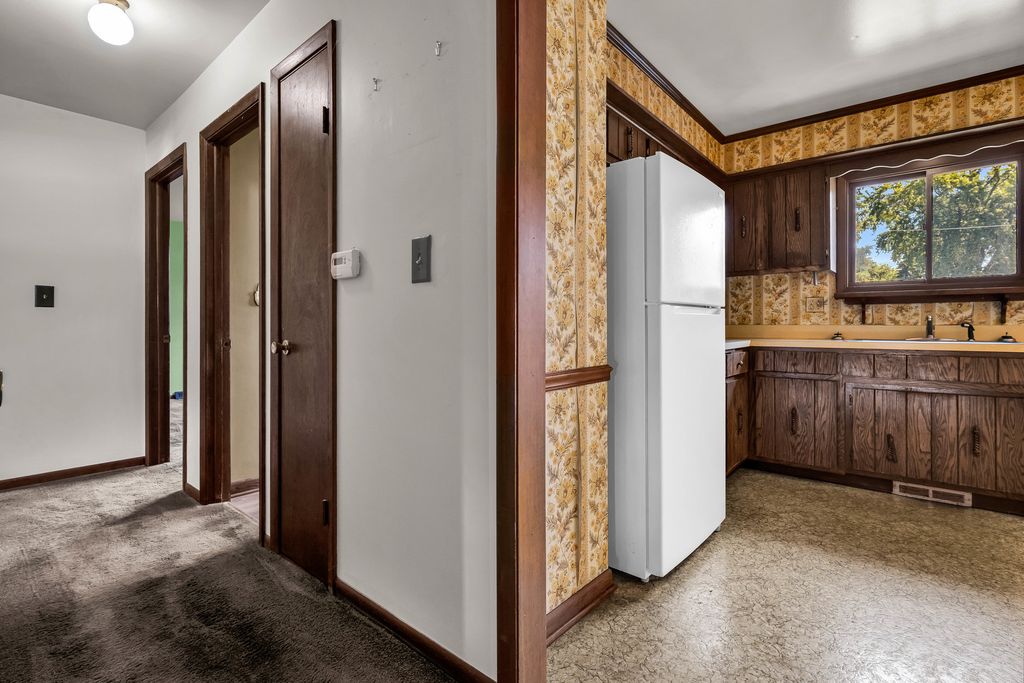 Image 11 of property listing at 409 Marion Street, Roselle, IL 60172