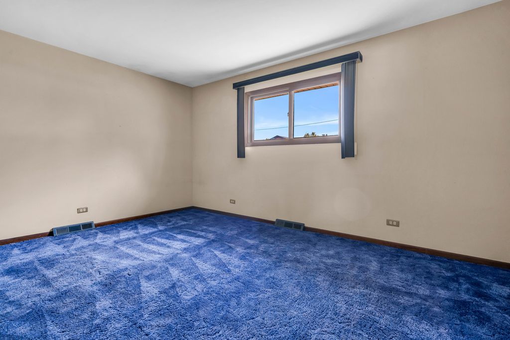 Image 12 of property listing at 409 Marion Street, Roselle, IL 60172