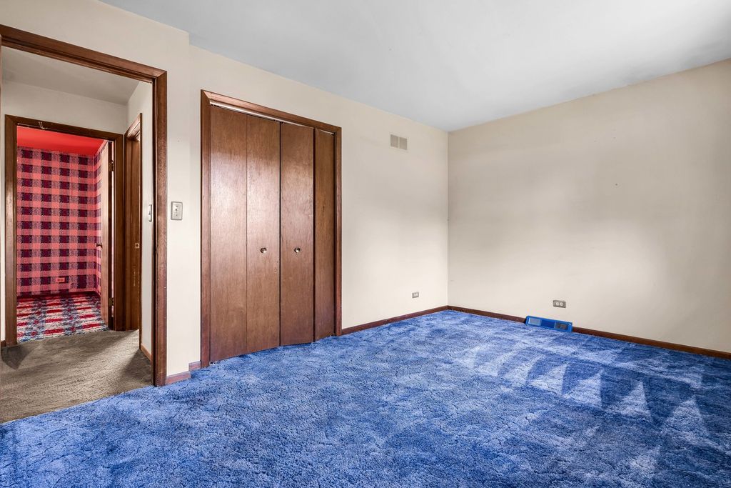 Image 13 of property listing at 409 Marion Street, Roselle, IL 60172